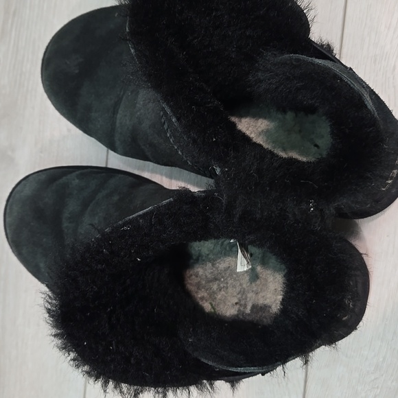 Ugg Australia Women's 3352 Button Black Suede Sheepskin Ankle Boots Shoes Sz 9 - Picture 7 of 11